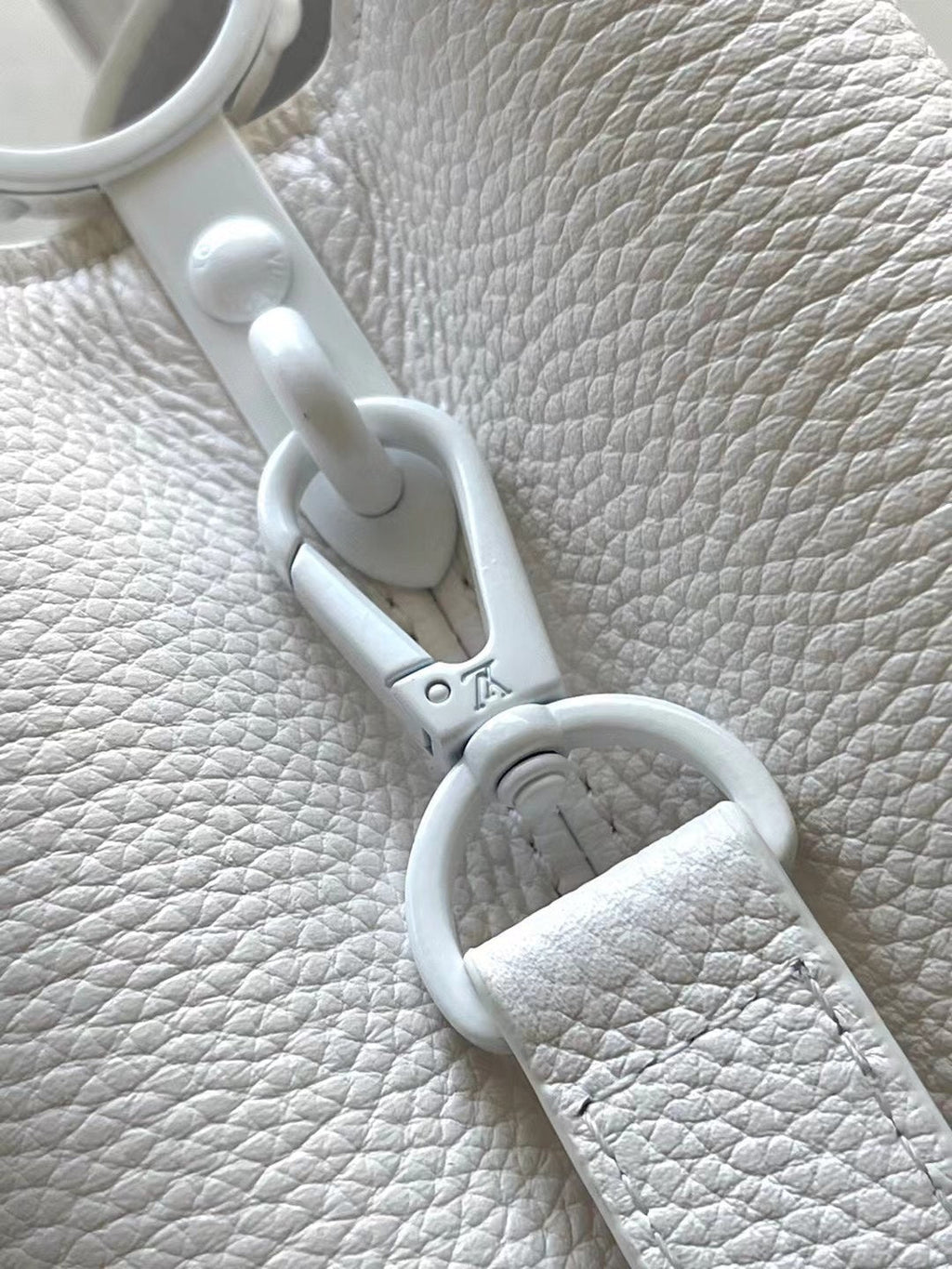 Louis Vuitton Capucines East-West BB 27 in White Taurillon Bag