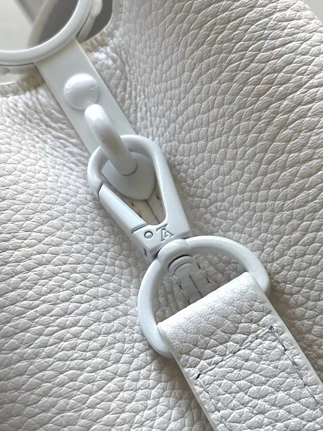 Louis Vuitton Capucines East-West BB 27 in White Taurillon Bag