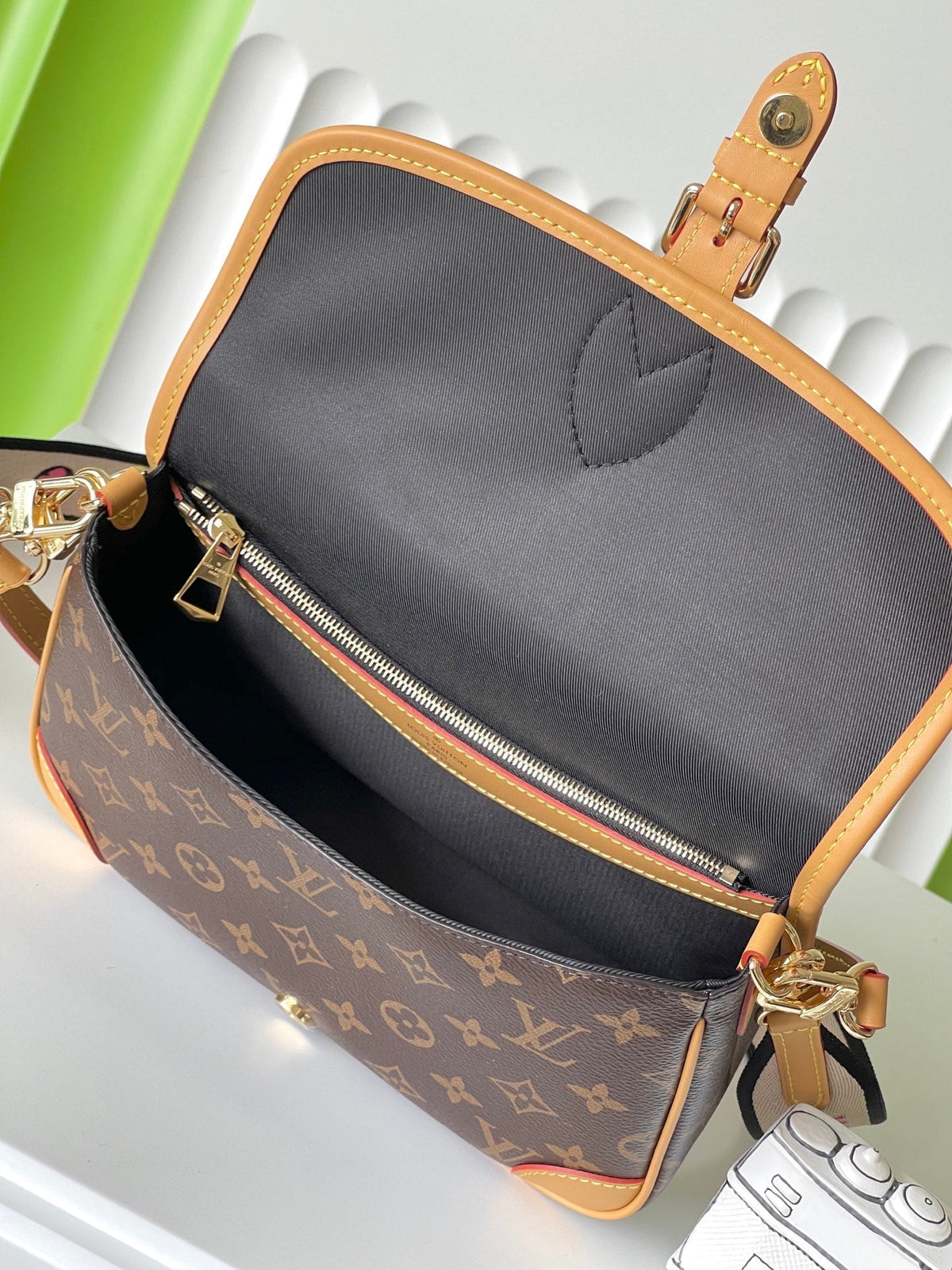 Louis Vuitton Diane 25 in Brown Monogram Canvas Tanned Cowhide Bag