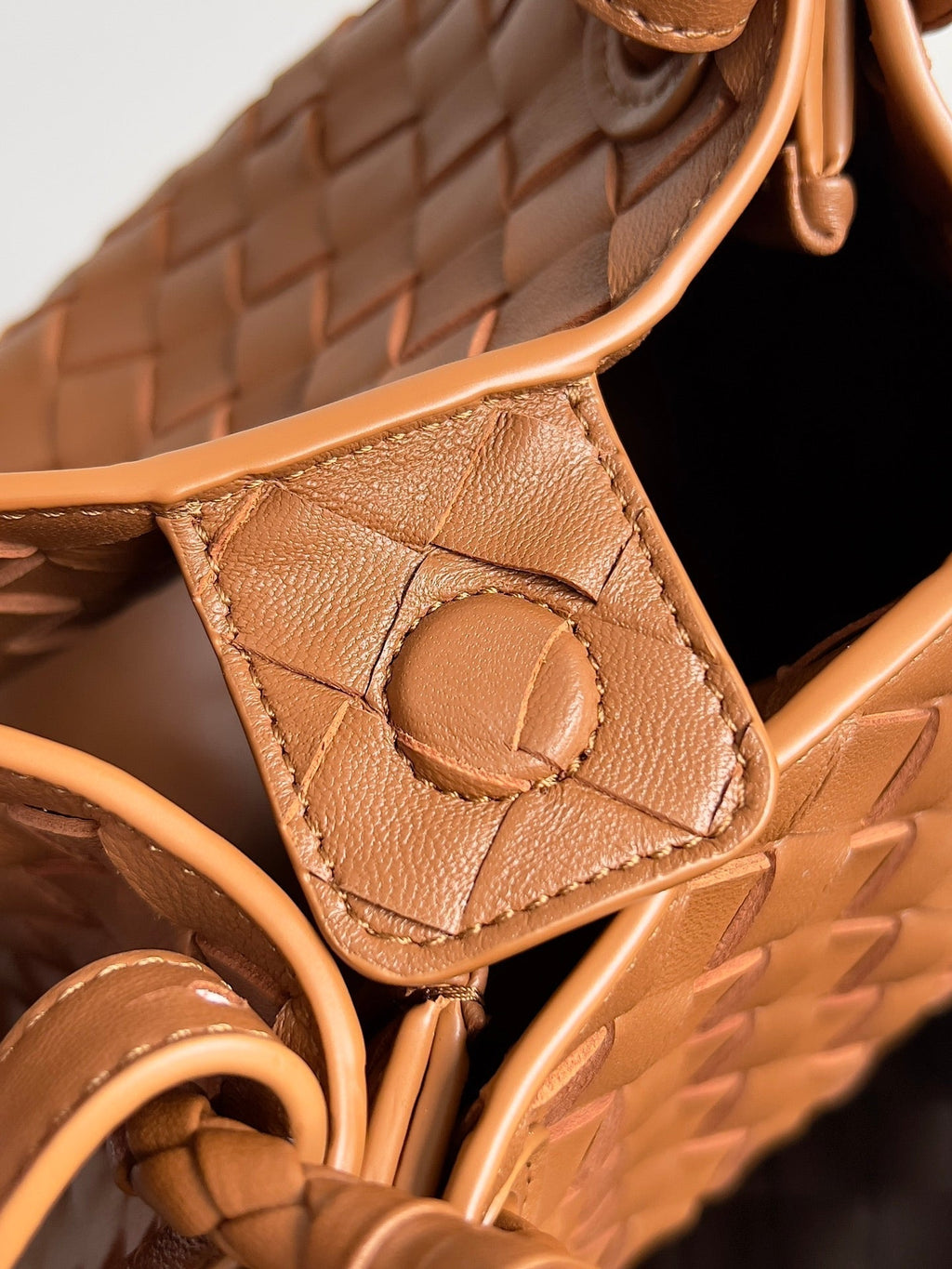 Bottega Veneta Bv Small Parachute 21 Tan Lambskin Ghw Bag